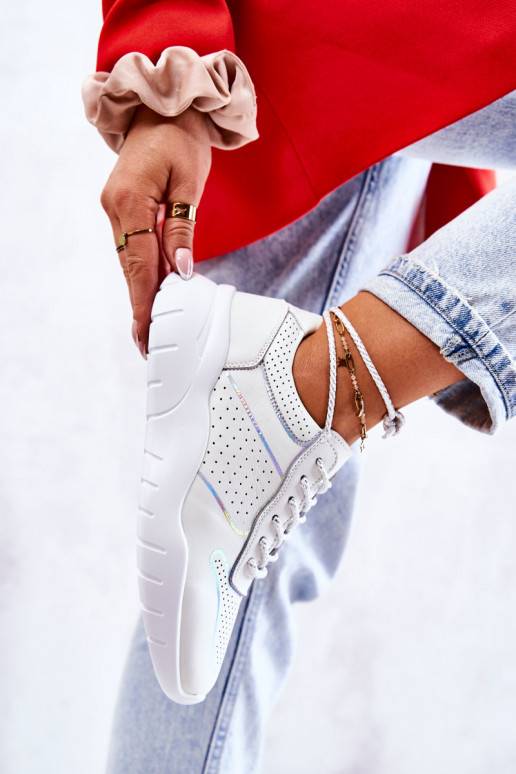 Sneakers modeļa apavi baltas krāsas... Sneakers modeļa apavi baltas krāsas...