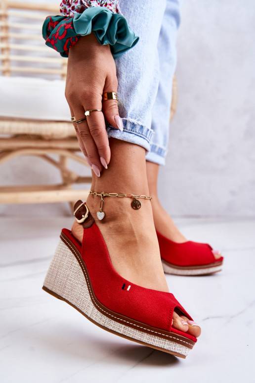 Ērtas basenes ar sprādzītēm sarkanas... Ērtas basenes ar sprādzītēm sarkanas...