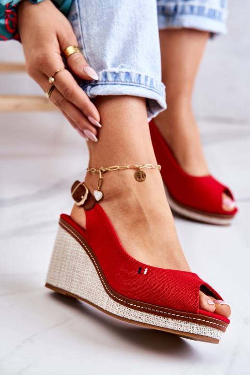 Ērtas basenes ar sprādzītēm sarkanas... Ērtas basenes ar sprādzītēm sarkanas...