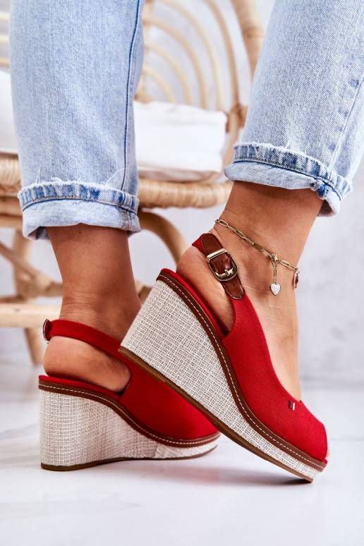 Ērtas basenes ar sprādzītēm sarkanas... Ērtas basenes ar sprādzītēm sarkanas...