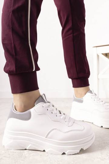 Baltas krāsas sporta apavi