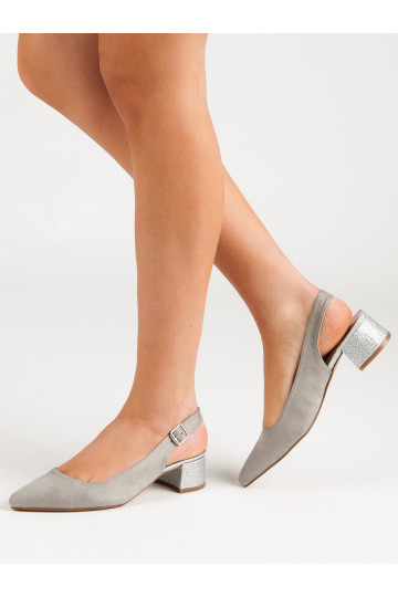 Kurpes ar spīdīgiem...