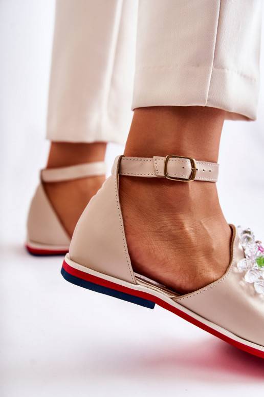 Sandales ar ornamentiem smilšu krāsas...