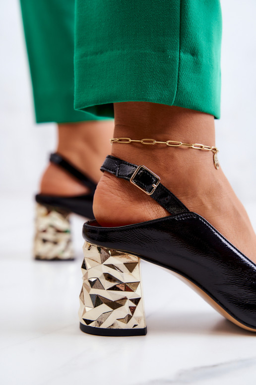 Kurpes ar papēdi melnas krāsas Kurpes ar papēdi melnas krāsas