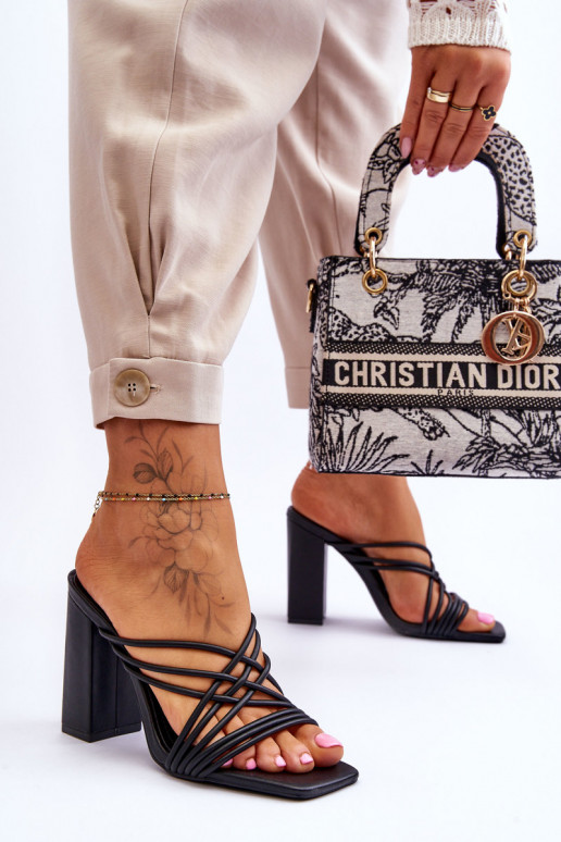 Čības ar papēdi ar siksniņām melnas... Čības ar papēdi ar siksniņām melnas...