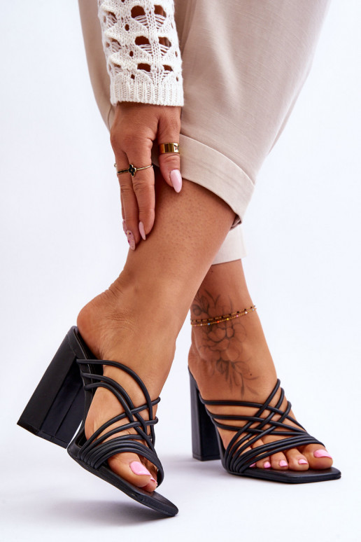 Čības ar papēdi ar siksniņām melnas... Čības ar papēdi ar siksniņām melnas...