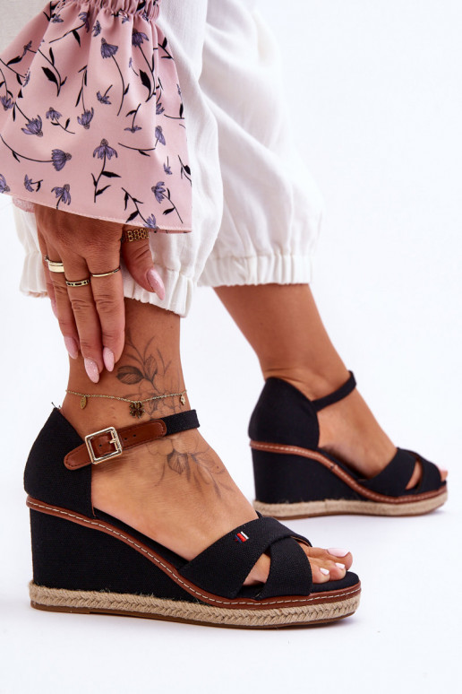 Ar platformus basenes melnas krāsas... Ar platformus basenes melnas krāsas...