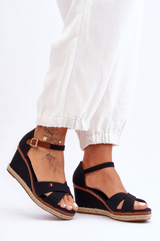 Ar platformus basenes melnas krāsas... Ar platformus basenes melnas krāsas...