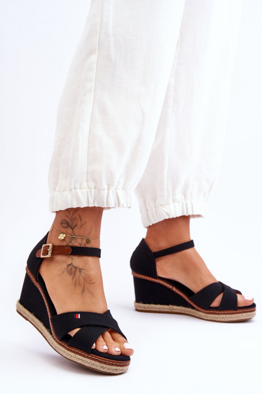 Ar platformus basenes melnas krāsas... Ar platformus basenes melnas krāsas...