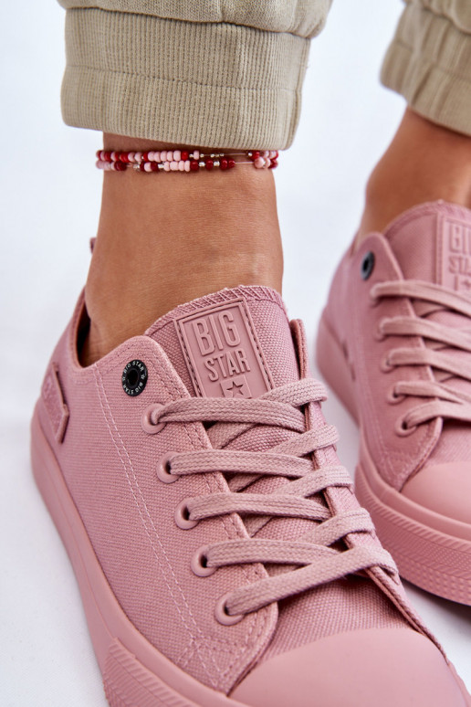 Klasiska modeļa sporta apavi ar... Klasiska modeļa sporta apavi ar...