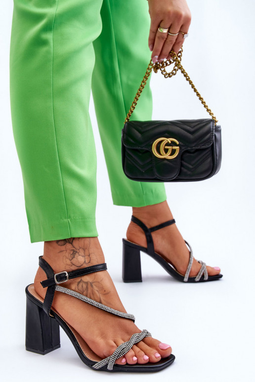 Sieviešu basenes  ar mirdzošiem spīdumiņiem ar papēdi melnas krāsas Carlotta