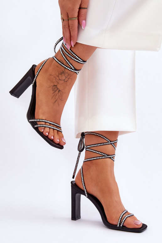 Eleganta stila šņorējamas basenes ar kniedēm melnas krāsas Nessy Eleganta stila šņorējamas basenes ar kniedēm melnas krāsas Nessy