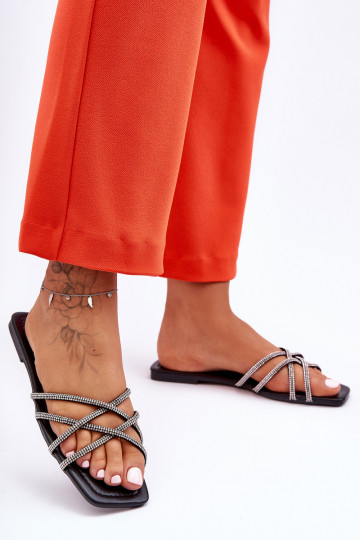 Čības ar siksniņām I  melnas krāsas Leomi