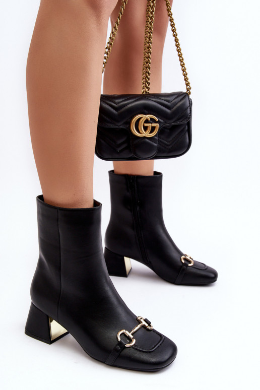 Puszābaki ar papēžiem ar ornamentiem melnā Adinah krāsā Puszābaki ar papēžiem ar ornamentiem melnā Adinah krāsā