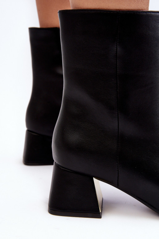 Puszābaki ar papēžiem ar ornamentiem melnā Adinah krāsā Puszābaki ar papēžiem ar ornamentiem melnā Adinah krāsā