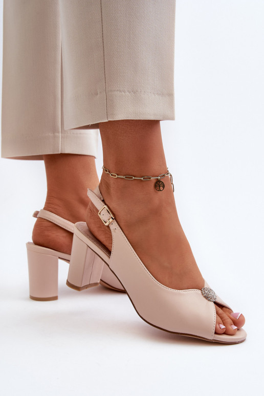 Eleganta stila sandales ar papēdi ar ornamentiem smilšu krāsas Trasea Eleganta stila sandales ar papēdi ar ornamentiem smilšu krāsas Trasea