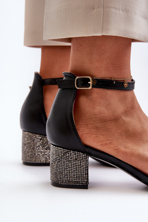 Sieviešu basenes no eko ādasZdobionym Obcasie melnas krāsas Wiatalia Sieviešu basenes no eko ādasZdobionym Obcasie melnas krāsas Wiatalia