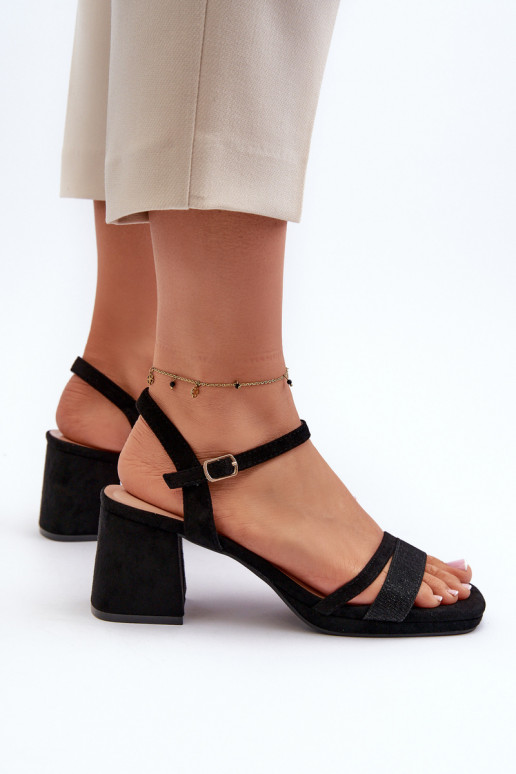 Elegantas augstpapēžu sandales Z Błyszczącym em melnas krāsas Tessata Elegantas augstpapēžu sandales Z Błyszczącym em melnas krāsas Tessata