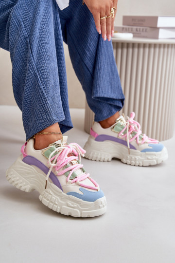 Sneakers modeļa apavi...