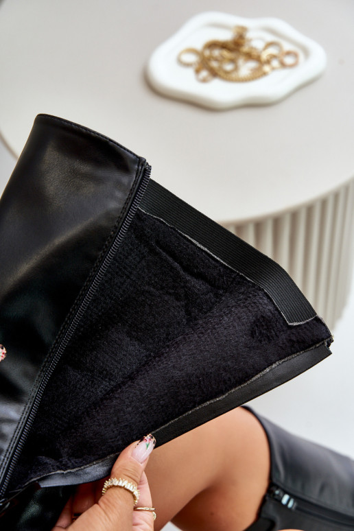 Sieviešu siltināti garie zābaki ar platiem papēžiem Ar zelta sprādzi melnas krāsas Arsisna Sieviešu siltināti garie zābaki ar platiem papēžiem Ar zelta sprādzi melnas krāsas Arsisna