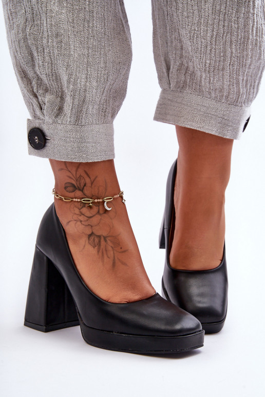 Kurpes ar platu papēdi melnā krāsā... Kurpes ar platu papēdi melnā krāsā...