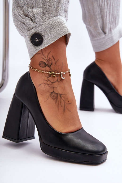 Kurpes ar platu papēdi melnā krāsā... Kurpes ar platu papēdi melnā krāsā...