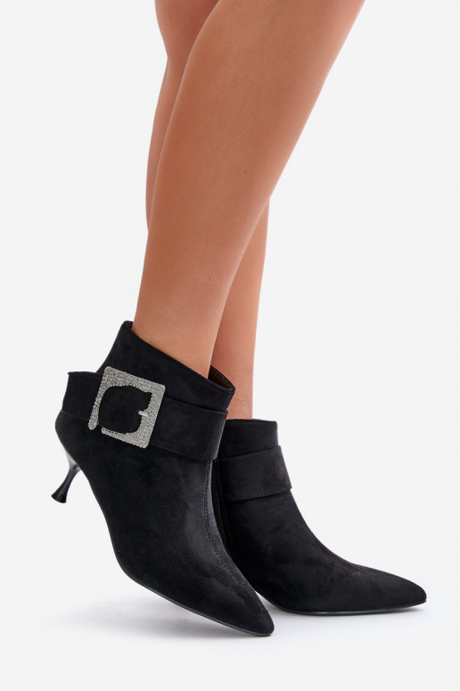 Sieviešu puszābaki ar papēdi dekorēti ar sprādzēm melnas krāsas Nirilis