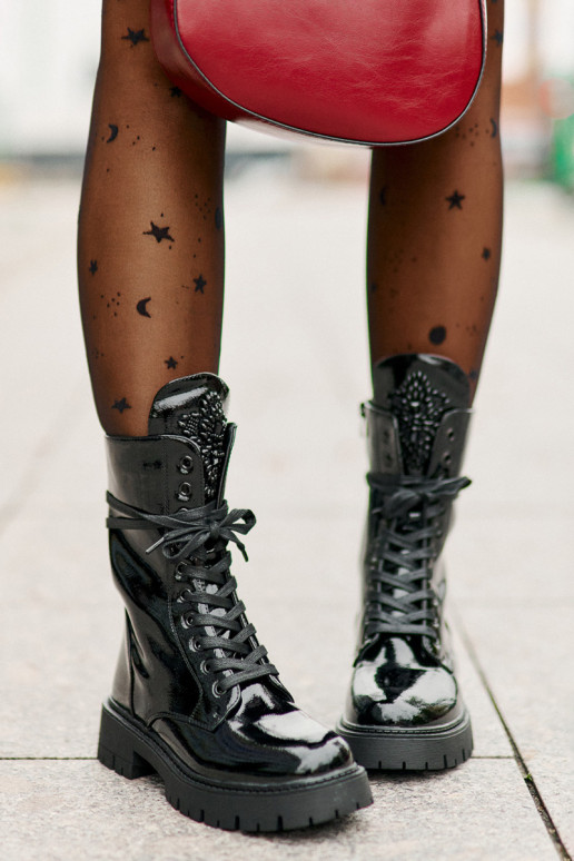 Laque siltināti zābaki ar ornamentiem melnas krāsas Kelilea Laque siltināti zābaki ar ornamentiem melnas krāsas Kelilea