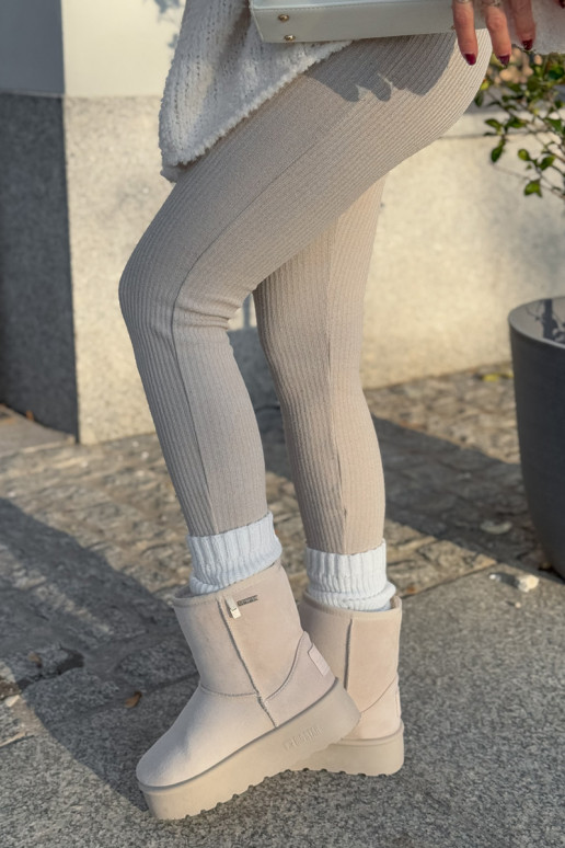 Augsti sniega zābaki ar platformu Big... Augsti sniega zābaki ar platformu Big...