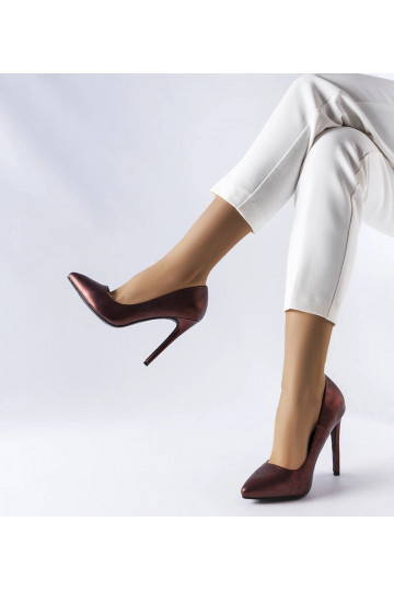 Sarkani spīdīgi papēži... 2