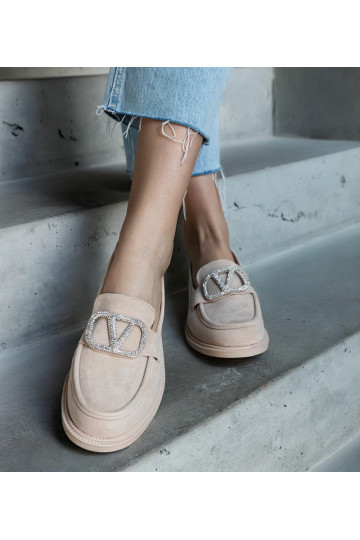 Bēši mokasīni, kas dekorēti...