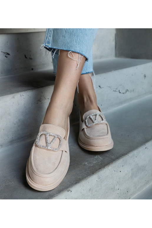 Bēši mokasīni, kas dekorēti ar... Bēši mokasīni, kas dekorēti ar...