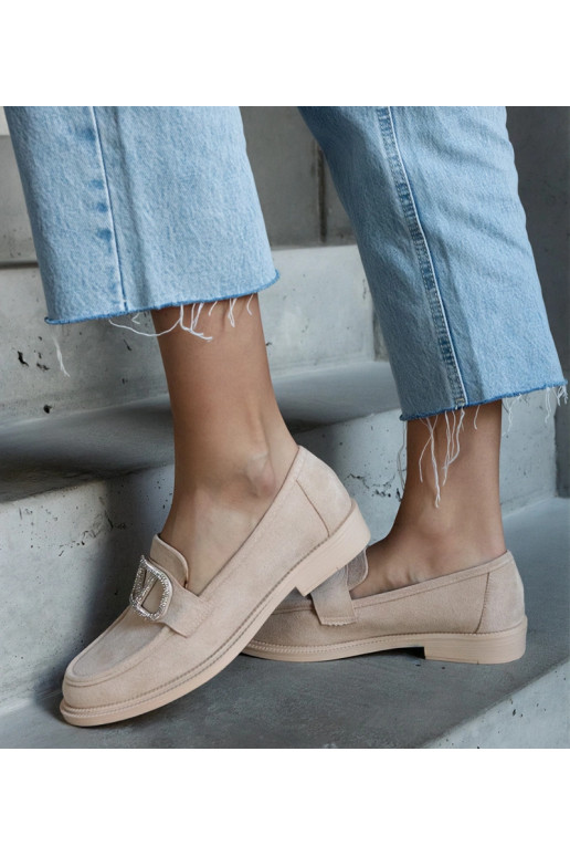 Bēši mokasīni, kas dekorēti ar... Bēši mokasīni, kas dekorēti ar...