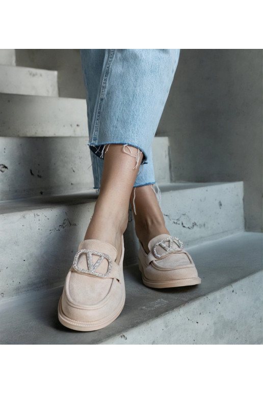 Bēši mokasīni, kas dekorēti ar... Bēši mokasīni, kas dekorēti ar...