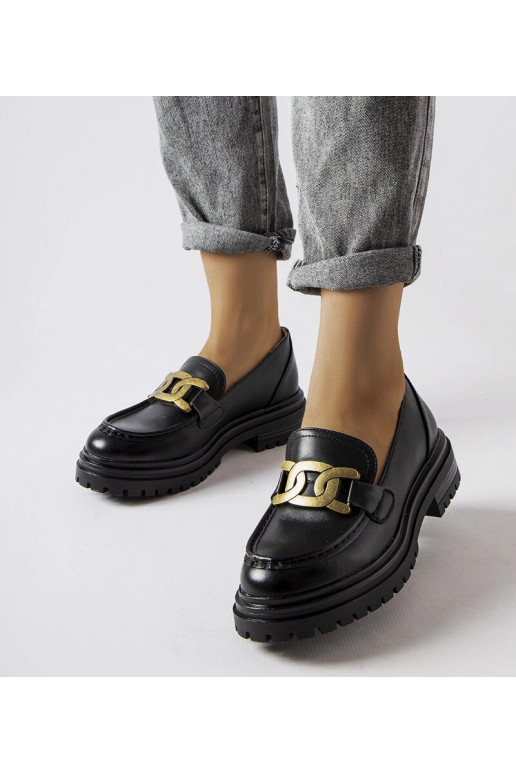 Melni klaipi, kas dekorēti ar...