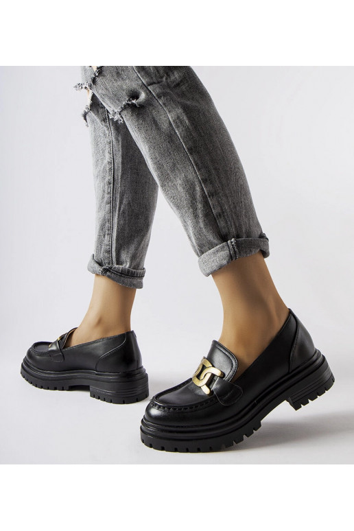 Melni klaipi, kas dekorēti ar...