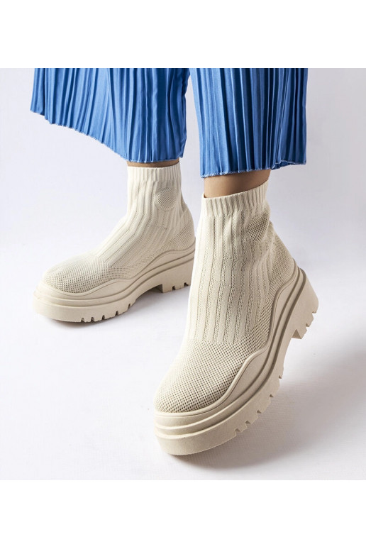 Bēšas čības Marks