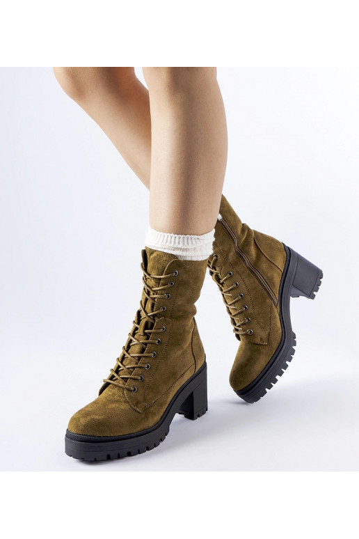 Zaļi izolēti puszābaki ar zemu papēžu...