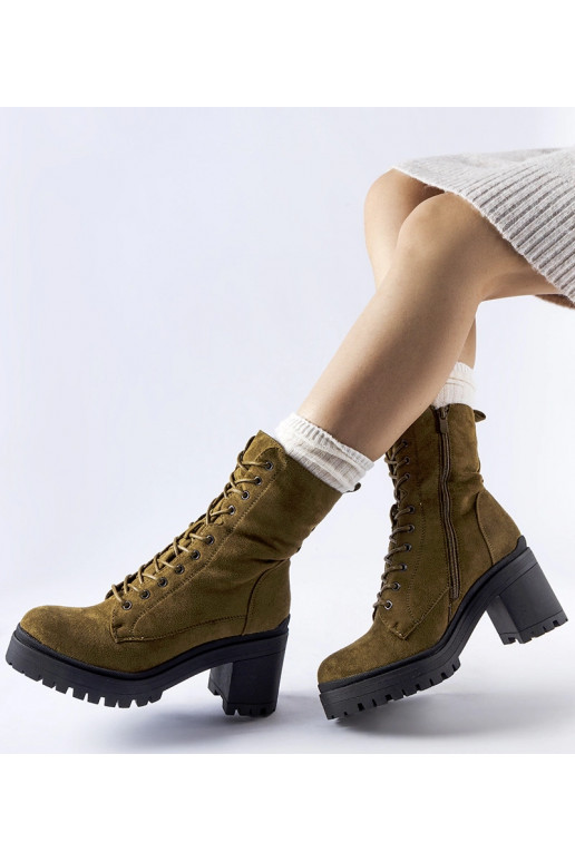 Zaļi izolēti puszābaki ar zemu papēžu...