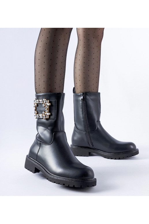 Melni puszābaki, kas dekorēti ar...