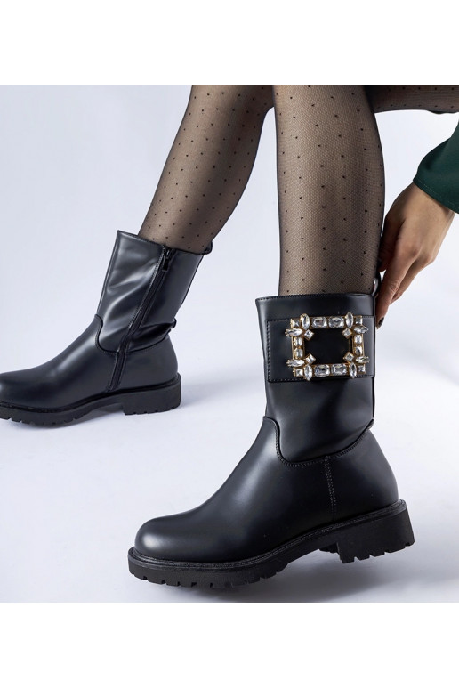 Melni puszābaki, kas dekorēti ar...