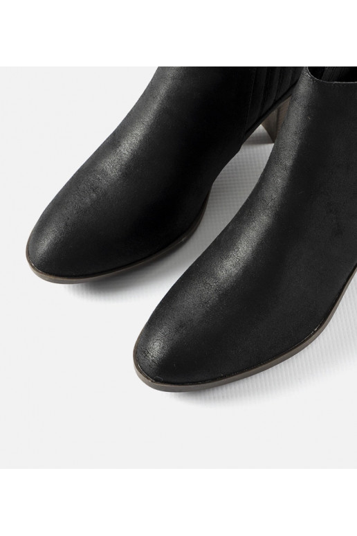 Melnas uzvelkamas puszābaku piramīda