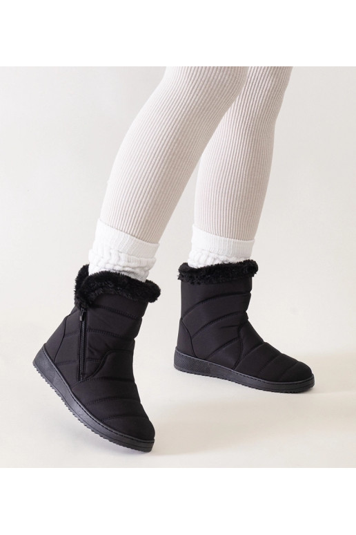 Melni sniega zābaki, kas dekorēti ar...