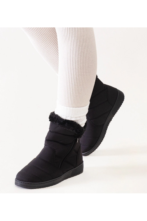 Melni sniega zābaki, kas dekorēti ar...