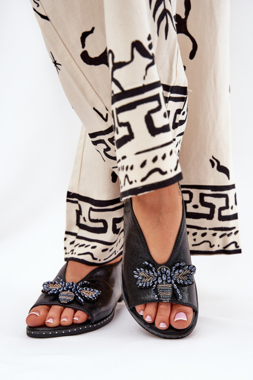 Spīdīgi Sieviešu basenes ar ornamentiem zempapēžu melnas krāsas Russona Spīdīgi Sieviešu basenes ar ornamentiem zempapēžu melnas krāsas Russona