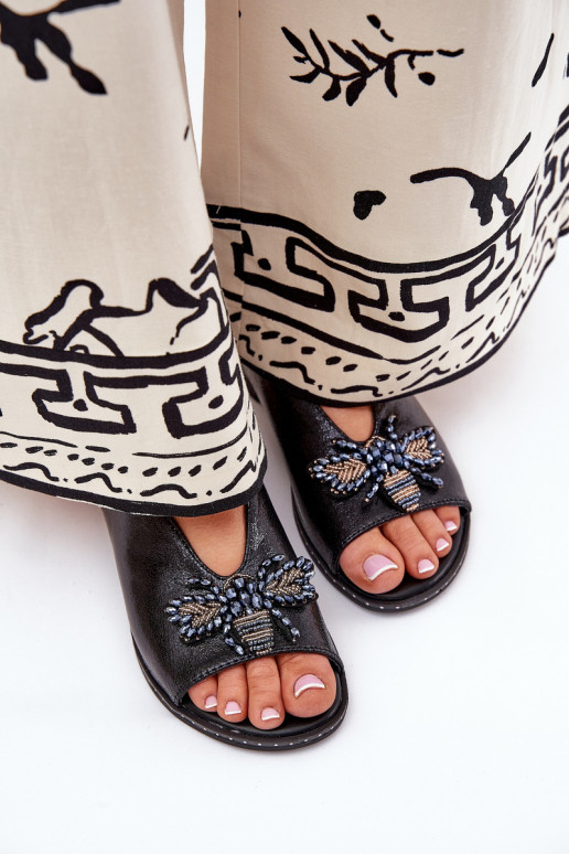 Spīdīgi Sieviešu basenes ar ornamentiem zempapēžu melnas krāsas Russona Spīdīgi Sieviešu basenes ar ornamentiem zempapēžu melnas krāsas Russona