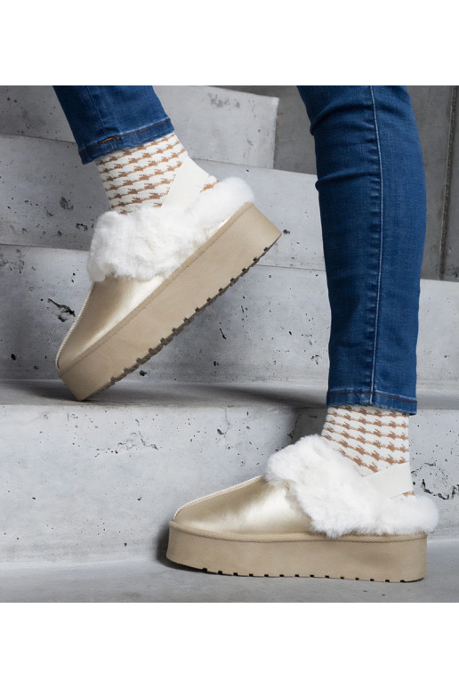 Zelta čības uz platformas dekorētas...