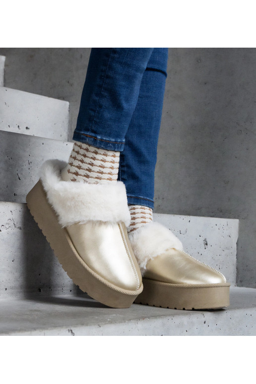 Zelta čības uz platformas dekorētas...