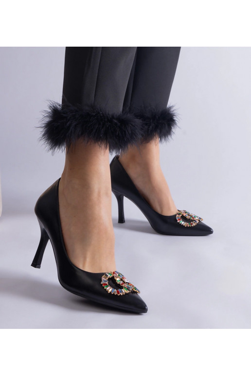 Melni augstpapēžu kurpes, rotātas ar...