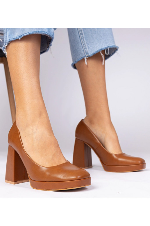 Brūni zābaki uz masīva papēža ar...